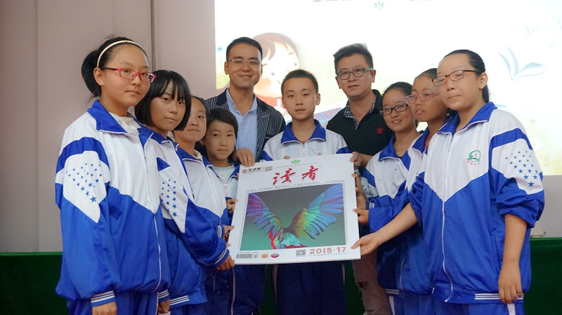 說明: 2<a href='/websupersearch.jhtml?keyword=請(qǐng)孩子讀本書'>請(qǐng)孩子讀本書</a>捐贈(zèng)儀式_副本.jpg